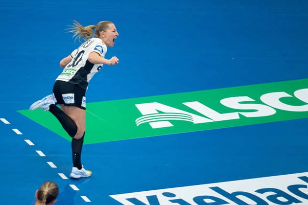 Handball, Frauen WM, Hauptrunde: Montenegro - Deutschland Jenny Behrend (Deutschland) Jubel Freude Emotion Torjubel Torschuetze Torschütze Dortmund Westfalenhalle Nordrhein-Westfalen Deutschland