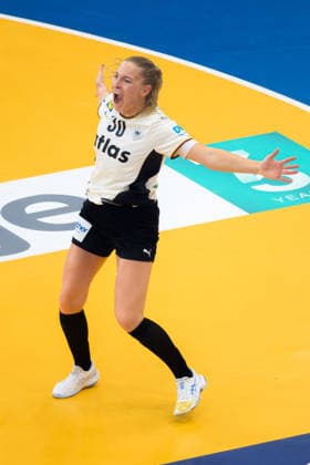 Handball, Frauen WM, Hauptrunde: Montenegro - Deutschland Jenny Behrend (Deutschland) Jubel Freude Emotion Torjubel Torschuetze Torschütze Dortmund Westfalenhalle Nordrhein-Westfalen Deutschland