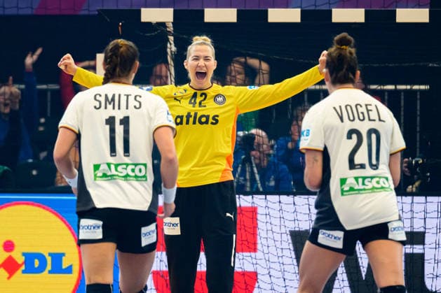Handball, Frauen WM, Hauptrunde: Montenegro - Deutschland v.li. Xenia Smits (Deutschland), Torhueterin Katharina Filter (Deutschland), Emily Vogel (Deutschland) Jubel Freude Emotion Dortmund Westfalenhalle Nordrhein-Westfalen Deutschland