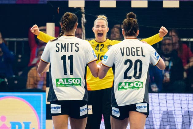 Handball, Frauen WM, Hauptrunde: Montenegro - Deutschland v.li. Xenia Smits (Deutschland), Torhueterin Katharina Filter (Deutschland), Emily Vogel (Deutschland) Jubel Freude Emotion Dortmund Westfalenhalle Nordrhein-Westfalen Deutschland