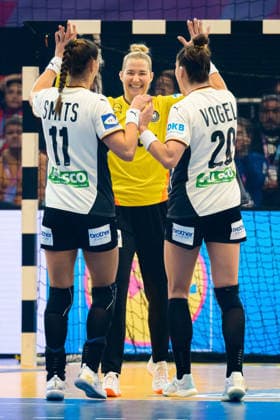 Handball, Frauen WM, Hauptrunde: Montenegro - Deutschland v.li. Xenia Smits (Deutschland), Torhueterin Katharina Filter (Deutschland), Emily Vogel (Deutschland) Jubel Freude Emotion Dortmund Westfalenhalle Nordrhein-Westfalen Deutschland