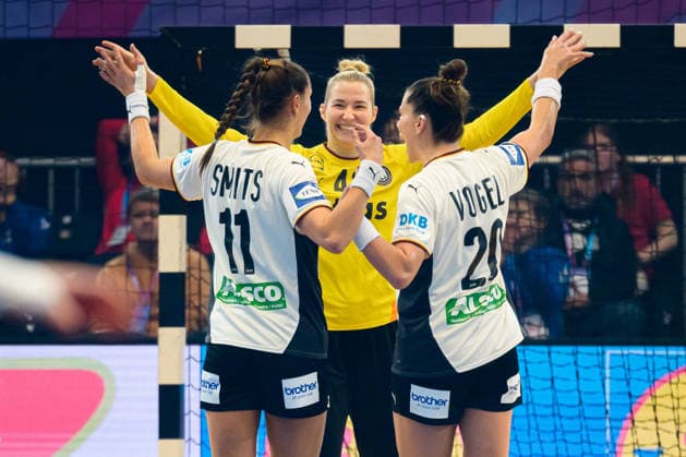 Sport Bilder des Tages Handball, Frauen WM, Hauptrunde: Montenegro - Deutschland v.li. Xenia Smits (Deutschland), Torhueterin Katharina Filter (Deutschland), Emily Vogel (Deutschland) Jubel Freude Emotion Dortmund Westfalenhalle Nordrhein-Westfalen Deutschland