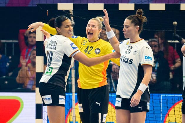 Handball, Frauen WM, Hauptrunde: Montenegro - Deutschland Aimee von Pereira (Deutschland), Torhueterin Katharina Filter (Deutschland), Emily Vogel (Deutschland) Jubel Freude Emotion Dortmund Westfalenhalle Nordrhein-Westfalen Deutschland