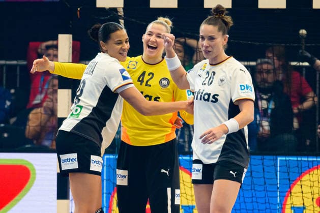 Handball, Frauen WM, Hauptrunde: Montenegro - Deutschland Aimee von Pereira (Deutschland), Torhueterin Katharina Filter (Deutschland), Emily Vogel (Deutschland) Jubel Freude Emotion Dortmund Westfalenhalle Nordrhein-Westfalen Deutschland