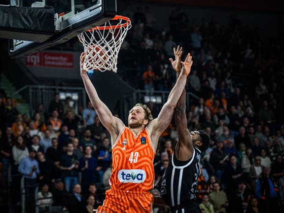 Christian Sengfelder (ratiopharm ulm) und, Selom Mawugbe (Dolomiti Energia Trento) riz during the Basketball Eurocup match between ratiopharm ulm and Dolomiti Energia Trento at ratiopharm Arena on December 4, 2025 in Neu-Ulm, Germany. (Photo by Harry Langer DeFodi Images)