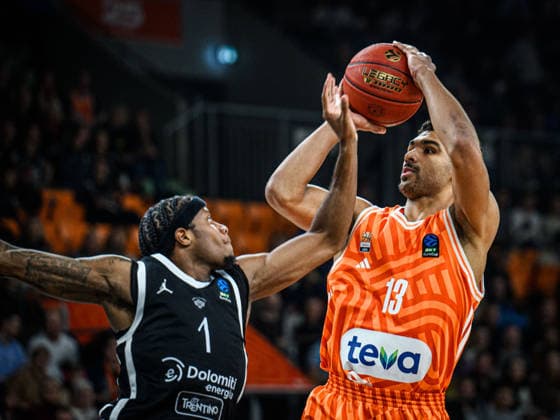 DJ Steward (Dolomiti Energia Trento) und Mark Smith (ratiopharm ulm) battle for the ball during the Basketball Eurocup match between ratiopharm ulm and Dolomiti Energia Trento at ratiopharm Arena on December 4, 2025 in Neu-Ulm, Germany. (Photo by Harry Langer DeFodi Images)