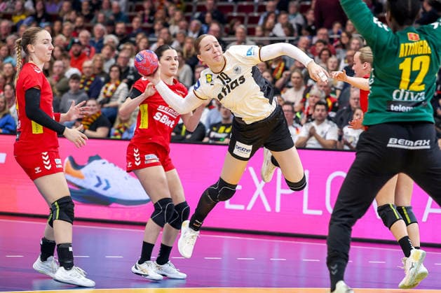 04.12.2025, Handball WM Frauen, Hauptrunde, Deutschland - Montenegro, 27th IHF Women s Handball World Championship, WM, Weltmeisterschaft Westfalenhalle Dortmund: Nieke Kuhne (GER 19) wirft auf das Tor von Armelle Attingre (Montenegro 12) Nordrhein-Westfalen Deutschland
