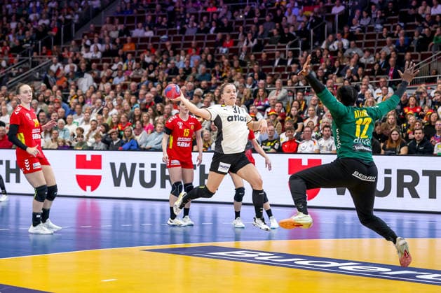 04.12.2025, Handball WM Frauen, Hauptrunde, Deutschland - Montenegro, 27th IHF Women s Handball World Championship, WM, Weltmeisterschaft Westfalenhalle Dortmund: Alexia Hauf (GER 31) wirft auf das Tor von Armelle Attingre (Montenegro 12) Nordrhein-Westfalen Deutschland