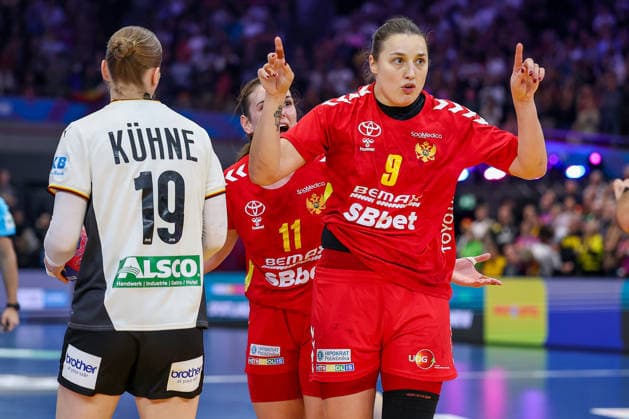 04.12.2025, Handball WM Frauen, Hauptrunde, Deutschland - Montenegro, 27th IHF Women s Handball World Championship, WM, Weltmeisterschaft Westfalenhalle Dortmund: Djurdjina Jaukovic (Montenegro 09) gestikulierend neben Nieke Kuhne (GER 19) Nordrhein-Westfalen Deutschland