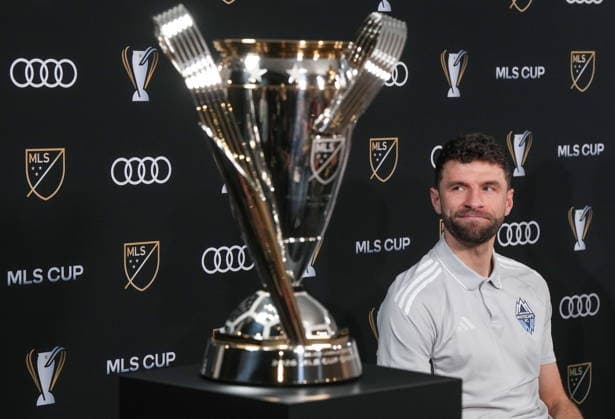 December 4, 2025, Fort Lauderdale, Fl, UNITED STATES: Vancouver Whitecaps Thomas Muller looks at the MLS, Fussball Herren, USA Cup trophy during a news conference ahead of the MLS Cup final soccer match, in Fort Lauderdale, Fla., Thursday, Dec. 4, 2025. Canada News - December 4, 2025 - ZUMAc35_ 20251204_zaf_c35_033 Copyright: xDarrylxDyckx