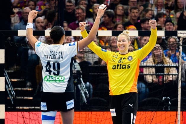 Handball, Frauen WM, Hauptrunde: Montenegro - Deutschland Aimee von Pereira (Deutschland), Torhueterin Katharina Filter (Deutschland) Jubel Freude Emotion Dortmund Westfalenhalle Nordrhein-Westfalen Deutschland