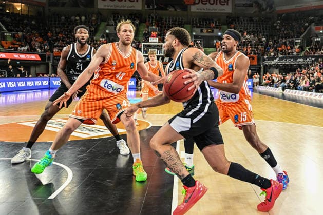 BKT Euro Cup; Ratiopharm Ulm gegen Dolomiti Energia Trento, Ratiopharm Arena Ulm 04.12.2025 DeVante Jones (Dolomiti Energia Trento, 3) gegen Christian Sengfelder (ratiopharm Ulm, 43) und J. Simon (ratiopharm Ulm, 15) Ulm 04.12.2025 - 9. Spieltag BKT EuroCup, Ratiopharm Ulm gegen Dolomiti Energia Trento, Ratiopharm Arena Ulm Copyright: xBEAUTIFULxSPORTS Märklx