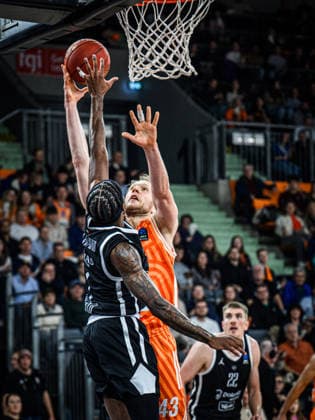DJ Steward (Dolomiti Energia Trento) und Christian Sengfelder (ratiopharm ulm) battle for the ball during the Basketball Eurocup match between ratiopharm ulm and Dolomiti Energia Trento at ratiopharm Arena on December 4, 2025 in Neu-Ulm, Germany. (Photo by Harry Langer DeFodi Images)