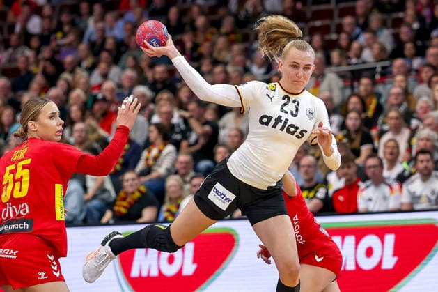 04.12.2025, Handball WM Frauen, Hauptrunde, Deutschland - Montenegro, 27th IHF Women s Handball World Championship, WM, Weltmeisterschaft Westfalenhalle Dortmund: Annika Lott (GER 23) im Zweikampf gegen Andrijana Tatar (Montenegro 55) wirft auf das Tor Nordrhein-Westfalen Deutschland