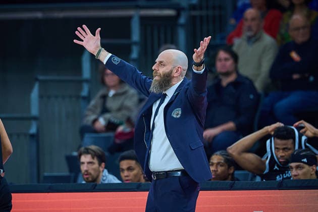 Massimiliano Cancellieri (Dolomiti Energia Trento, Head Coach), gestikuliert, zeigt an GER, ratiopharm ulm vs. Dolomiti Energia Trento, Basketball, 9. Spieltag, BKT EuroCup, Spielzeit 2025 2026, 04.12.2025 GER, ratiopharm ulm vs. Dolomiti Energia Trento, Basketball, 9. Spieltag, BKT EuroCup, Spielzeit 2025 2026, 04.12.2025 Neu-Ulm Copyright: xEibner-Pressefoto GeraldxOelze-dexStoppanyx EP_ODS