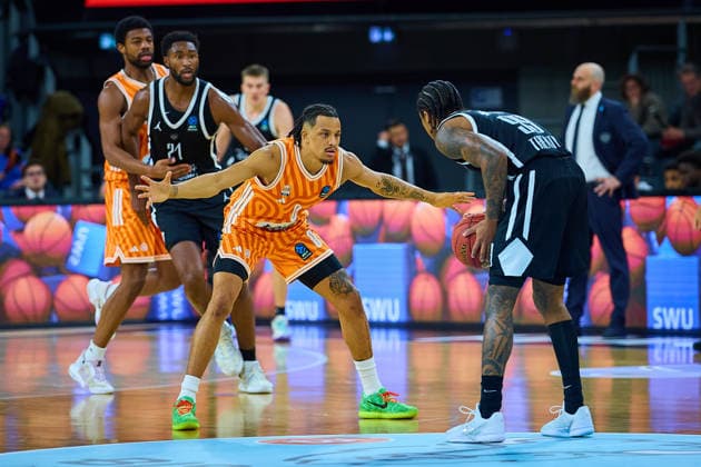 Defence Nelson Weidemann (ratiopharm ulm, 00) gegen Khalif Battle (Dolomiti Energia Trento, 99) GER, ratiopharm ulm vs. Dolomiti Energia Trento, Basketball, 9. Spieltag, BKT EuroCup, Spielzeit 2025 2026, 04.12.2025 GER, ratiopharm ulm vs. Dolomiti Energia Trento, Basketball, 9. Spieltag, BKT EuroCup, Spielzeit 2025 2026, 04.12.2025 Neu-Ulm Copyright: xEibner-Pressefoto GeraldxOelze-dexStoppanyx EP_ODS