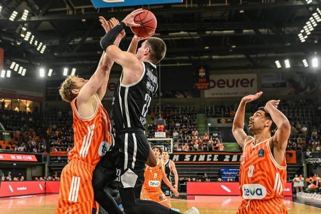 BKT Euro Cup; Ratiopharm Ulm gegen Dolomiti Energia Trento, Ratiopharm Arena Ulm 04.12.2025 Selom Mawugbe (Dolomiti Energia Trento, 21) am Korb, Christian Sengfelder (ratiopharm Ulm, 43) im defense Ulm 04.12.2025 - 9. Spieltag BKT EuroCup, Ratiopharm Ulm gegen Dolomiti Energia Trento, Ratiopharm Arena Ulm Copyright: xBEAUTIFULxSPORTS Märklx