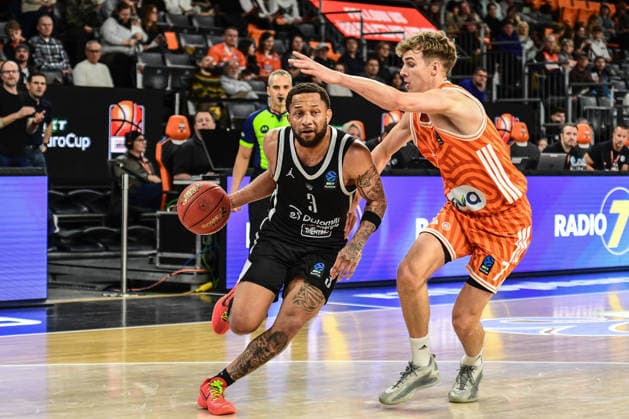 BKT Euro Cup; Ratiopharm Ulm gegen Dolomiti Energia Trento, Ratiopharm Arena Ulm 04.12.2025 DeVante Jones (Dolomiti Energia Trento, 3) gegen Tobias Jensen (ratiopharm Ulm, 7) Ulm 04.12.2025 - 9. Spieltag BKT EuroCup, Ratiopharm Ulm gegen Dolomiti Energia Trento, Ratiopharm Arena Ulm Copyright: xBEAUTIFULxSPORTS Märklx