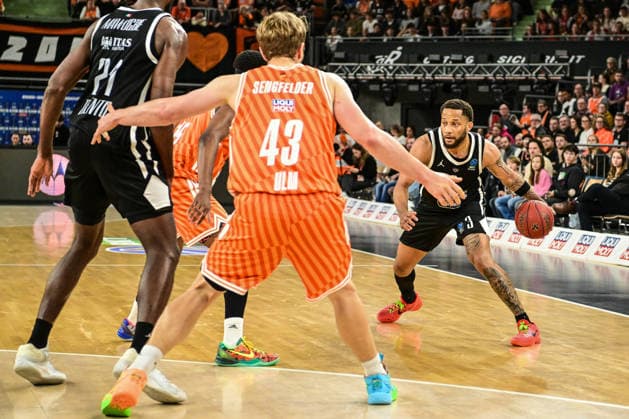 BKT Euro Cup; Ratiopharm Ulm gegen Dolomiti Energia Trento, Ratiopharm Arena Ulm 04.12.2025 DeVante Jones (Dolomiti Energia Trento, 3) gegen Christian Sengfelder (ratiopharm Ulm, 43) Ulm 04.12.2025 - 9. Spieltag BKT EuroCup, Ratiopharm Ulm gegen Dolomiti Energia Trento, Ratiopharm Arena Ulm Copyright: xBEAUTIFULxSPORTS Märklx