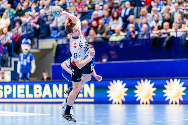 Domen Novak (SG Flensburg-Handewitt, 63) beim Siebenmeter 7 Meter Wurf GER, TBV Lemgo Lippe vs. SG Flensburg-Handewitt, Handball, 1. Bundesliga, 15. Spieltag, Spielzeit 2025 2026, 04.12.2025 GER, TBV Lemgo Lippe vs. SG Flensburg-Handewitt, Handball, 1. Bundesliga, 15. Spieltag, Spielzeit 2025 2026, 04.12.2025 Lemgo Copyright: xEibner-Pressefoto JanxRollingerx EP_JSK