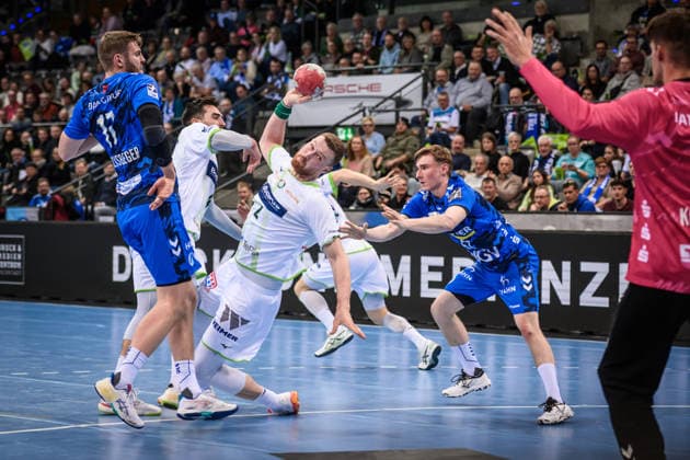 Nikola Grahovac (HSG Wetzlar, 02) zwischen Samuel Roethlisberger (TVB Stuttgart, 17) und Jakob Nigg (TVB Stuttgart, 57) GER, TVB 1898 Stuttgart - HSG Wetzlar, DAIKIN HBL, Handball, Bundesliga, 11. Spieltag, Spielzeit 2025 2026, 04.12.2025 GER, TVB 1898 Stuttgart - HSG Wetzlar, DAIKIN HBL, Handball, Bundesliga, 11. Spieltag, Spielzeit 2025 2026, 04.12.2025 Stuttgart Copyright: xSandyxDinkelackerx EP_SDR