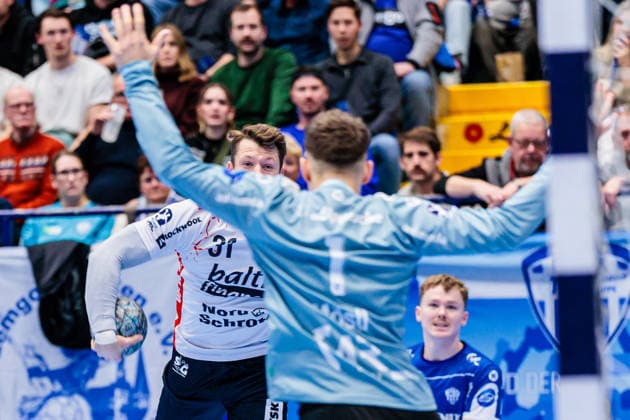 v.l. Emil Jakobsen (SG Flensburg-Handewitt, 31), Constantin Moestl (TBV Lemgo Lippe, 01) GER, TBV Lemgo Lippe vs. SG Flensburg-Handewitt, Handball, 1. Bundesliga, 15. Spieltag, Spielzeit 2025 2026, 04.12.2025 GER, TBV Lemgo Lippe vs. SG Flensburg-Handewitt, Handball, 1. Bundesliga, 15. Spieltag, Spielzeit 2025 2026, 04.12.2025 Lemgo Copyright: xEibner-Pressefoto JanxRollingerx EP_JSK