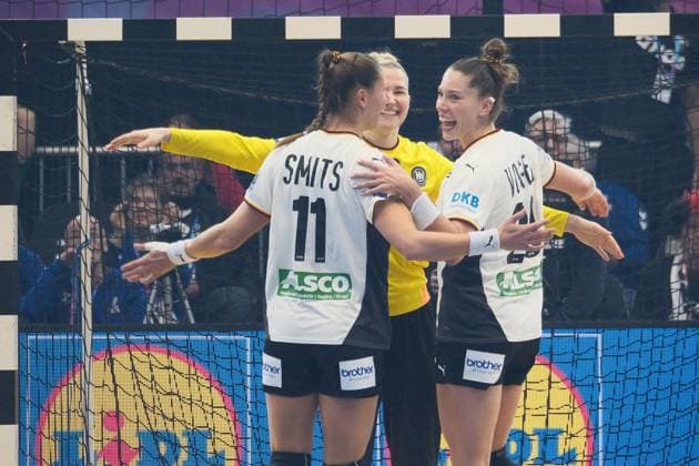 04.12.2025 xkhx Dormund, Westfallenhalle, Länderspiel Handball-WM der Frauen Hauptrunde Handball-Nationalmannschaft Deutschland gegen Nationalteam Montenegro Jubel Torwart Katharina Filter (GER), Xenia Smits (GER), Emily Vogel (GER)