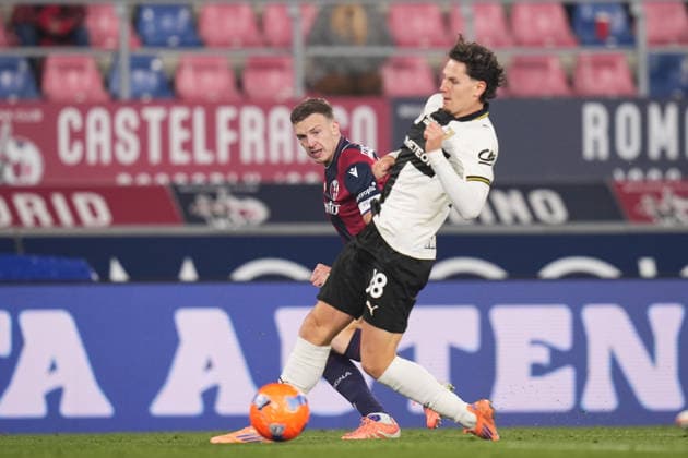 Bologna s Lewis Ferguson fights for the ball with ParmaÕs Mathias Lovik during the round of 16 Frecciarossa Italian Cup 2025 2026 soccer match between Bologna and Parma at Renato DallÕAra Stadium in Bologna, North Italy, Thursday, December 4, 2025. Soccer  Copyright: xMassimoxPaolone LaPressex