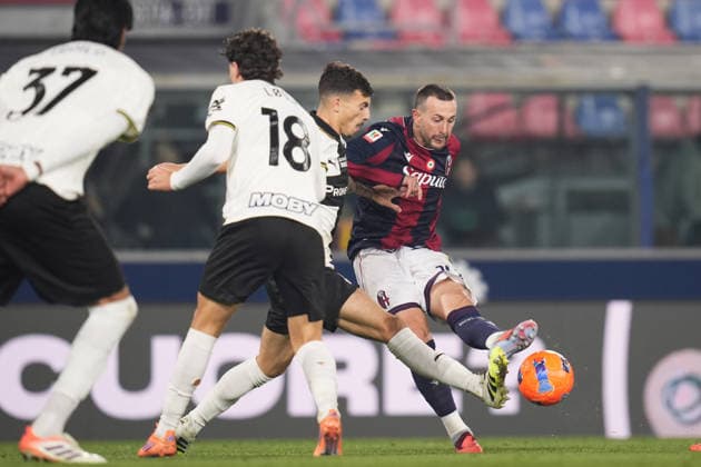 Bologna s Federico Bernardeschi fights for the ball with ParmaÕs Enrico Del Prato during the round of 16 Frecciarossa Italian Cup 2025 2026 soccer match between Bologna and Parma at Renato DallÕAra Stadium in Bologna, North Italy, Thursday, December 4, 2025. Soccer  Copyright: xMassimoxPaolone LaPressex