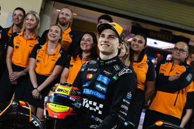 December 4, 2025, Abu Dhabi, Abu Dhabi, United Arab Emirates: 81 OSCAR PIASTRI (AU, McLaren Racing F1 Team) taking the team photo of the 2025 Formula 1 season on Media Day (Thursday) at the Formula 1 Etihad Airways Abu Dhabi Prix 2025 at the Yas Marina Circuit in Abu Dhabi, United Arab Emirates Abu Dhabi United Arab Emirates - ZUMAr193 20251204_zsp_r193_177 Copyright: xSaraxRuffonix