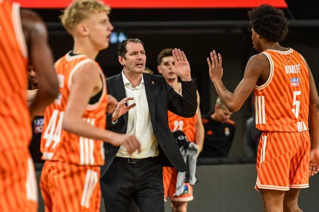 BKT Euro Cup; Ratiopharm Ulm gegen Dolomiti Energia Trento, Ratiopharm Arena Ulm 04.12.2025 Trainer Coach Ty Harrelson (ratiopharm Ulm) und Mohamed Diakite (ratiopharm Ulm, 5) Ulm 04.12.2025 - 9. Spieltag BKT EuroCup, Ratiopharm Ulm gegen Dolomiti Energia Trento, Ratiopharm Arena Ulm Copyright: xBEAUTIFULxSPORTS Märklx