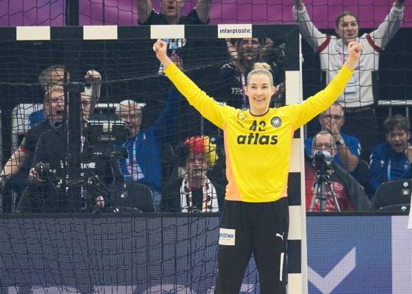 04.12.2025 xkhx Dormund, Westfallenhalle, Länderspiel Handball-WM der Frauen Hauptrunde Handball-Nationalmannschaft Deutschland gegen Nationalteam Montenegro Torwart Katharina Filter (GER) Jubel