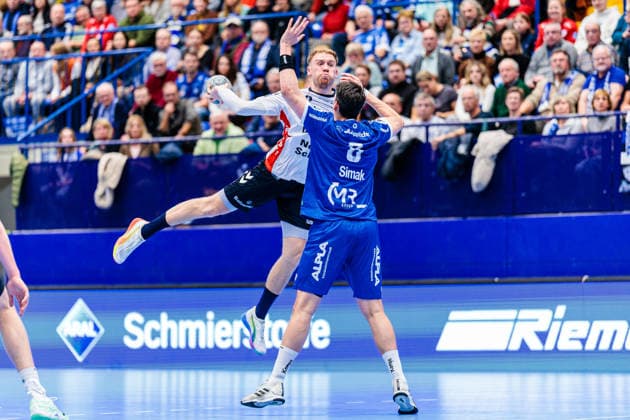 v.l. Simon Pytlick (SG Flensburg-Handewitt, 02), Frederik Simak (TBV Lemgo Lippe, 08) GER, TBV Lemgo Lippe vs. SG Flensburg-Handewitt, Handball, 1. Bundesliga, 15. Spieltag, Spielzeit 2025 2026, 04.12.2025 GER, TBV Lemgo Lippe vs. SG Flensburg-Handewitt, Handball, 1. Bundesliga, 15. Spieltag, Spielzeit 2025 2026, 04.12.2025 Lemgo Copyright: xEibner-Pressefoto JanxRollingerx EP_JSK