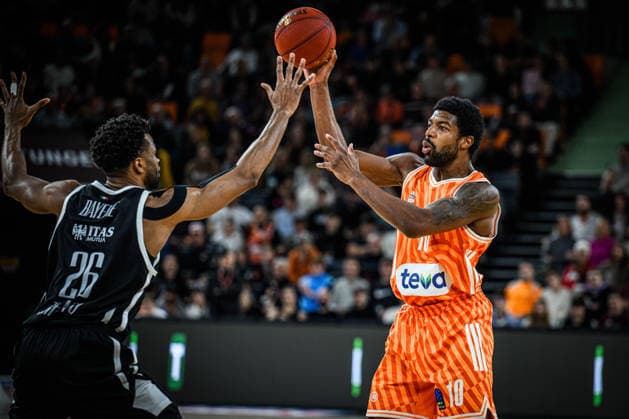 Jordan Bayehe (Dolomiti Energia Trento) und Malik Osborne (ratiopharm ulm) battle for the ball during the Basketball Eurocup match between ratiopharm ulm and Dolomiti Energia Trento at ratiopharm Arena on December 4, 2025 in Neu-Ulm, Germany. (Photo by Harry Langer DeFodi Images)