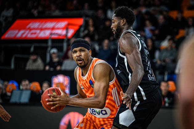 Justin Simon (ratiopharm ulm) und Selom Mawugbe (Dolomiti Energia Trento) battle for the ball during the Basketball Eurocup match between ratiopharm ulm and Dolomiti Energia Trento at ratiopharm Arena on December 4, 2025 in Neu-Ulm, Germany. (Photo by Harry Langer DeFodi Images)
