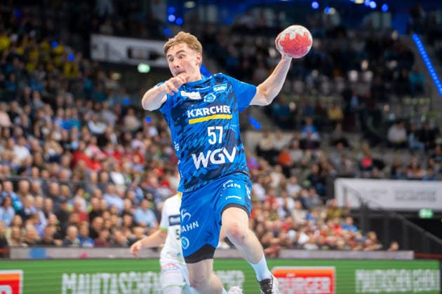 Handball I Herren I Saison 2025-2026 I Bundesliga I 11. Spieltag I TVB Stuttgart - HSG Wetzlar I 04.12.2025 Jakob Nigg (57, TVB Stuttgart) im Wurf Stuttgart Porsche Arena Baden-Württemberg Deutschland Copyright: xLobeca MaxxPetershansx