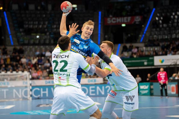 Handball I Herren I Saison 2025-2026 I Bundesliga I 11. Spieltag I TVB Stuttgart - HSG Wetzlar I 04.12.2025 Torben Matzken (22, TVB Stuttgart) im Wurf Stuttgart Porsche Arena Baden-Württemberg Deutschland Copyright: xLobeca MaxxPetershansx