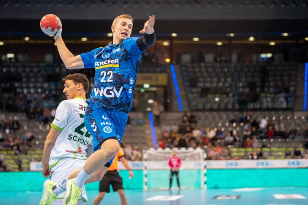 Handball I Herren I Saison 2025-2026 I Bundesliga I 11. Spieltag I TVB Stuttgart - HSG Wetzlar I 04.12.2025 Torben Matzken (22, TVB Stuttgart) im Wurf Stuttgart Porsche Arena Baden-Württemberg Deutschland Copyright: xLobeca MaxxPetershansx