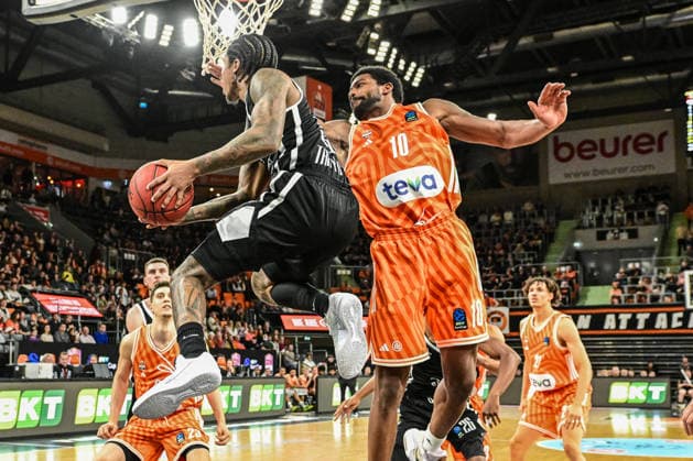 BKT Euro Cup; Ratiopharm Ulm gegen Dolomiti Energia Trento, Ratiopharm Arena Ulm 04.12.2025 Khalif Battle (Dolomiti Energia Trento, 99) am Korb und Malik Osborne (ratiopharm Ulm, 10) im defense Ulm 04.12.2025 - 9. Spieltag BKT EuroCup, Ratiopharm Ulm gegen Dolomiti Energia Trento, Ratiopharm Arena Ulm Copyright: xBEAUTIFULxSPORTS Märklx