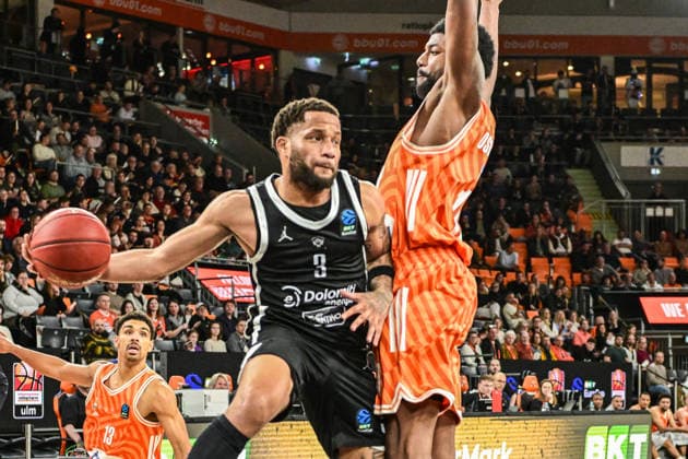 BKT Euro Cup; Ratiopharm Ulm gegen Dolomiti Energia Trento, Ratiopharm Arena Ulm 04.12.2025 DeVante Jones (Dolomiti Energia Trento, 3) geblockt von Malik Osborne (ratiopharm Ulm, 10) Ulm 04.12.2025 - 9. Spieltag BKT EuroCup, Ratiopharm Ulm gegen Dolomiti Energia Trento, Ratiopharm Arena Ulm Copyright: xBEAUTIFULxSPORTS Märklx