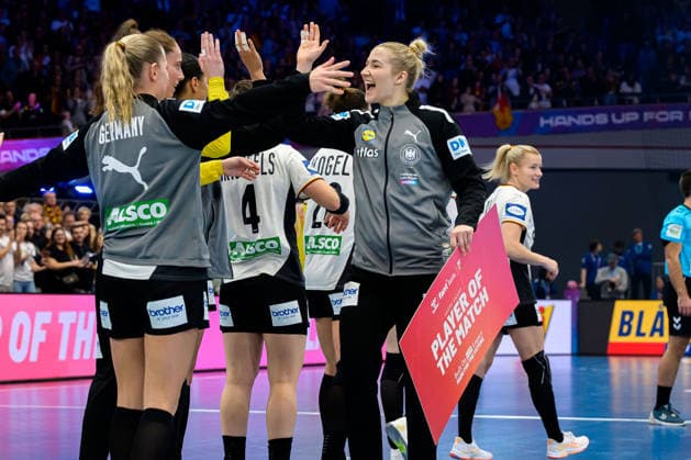 Handball, Frauen WM, Hauptrunde: Montenegro - Deutschland die Mannschaft von Deutschland Schlussjubel Schlußjubel Emotion Freude Torhueterin Katharina Filter (Deutschland) Dortmund Westfalenhalle Nordrhein-Westfalen Deutschland