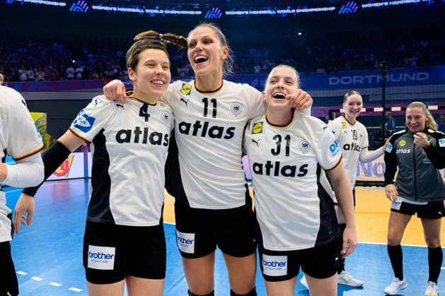 Handball, Frauen WM, Hauptrunde: Montenegro - Deutschland Alina Grijseels (Deutschland), Xenia Smits (Deutschland), Alexia Hauf (Deutschland) Schlussjubel Schlußjubel Emotion Freude Dortmund Westfalenhalle Nordrhein-Westfalen Deutschland