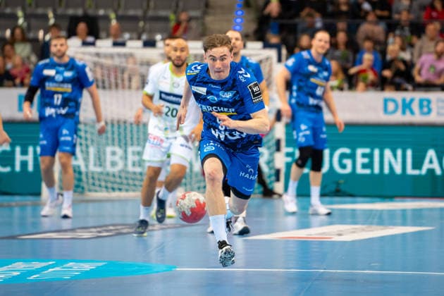 Handball I Herren I Saison 2025-2026 I Bundesliga I 11. Spieltag I TVB Stuttgart - HSG Wetzlar I 04.12.2025 Jakob Nigg (57, TVB Stuttgart) rennt dem Ball hinter her, Augen auf den Ball Stuttgart Porsche Arena Baden-Württemberg Deutschland Copyright: xLobeca MaxxPetershansx