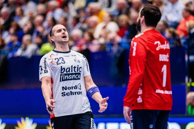 v.l. Kent Robin Toennesen (SG Flensburg-Handewitt, 23), Benjamin Buric (SG Flensburg-Handewitt, 01) GER, TBV Lemgo Lippe vs. SG Flensburg-Handewitt, Handball, 1. Bundesliga, 15. Spieltag, Spielzeit 2025 2026, 04.12.2025 GER, TBV Lemgo Lippe vs. SG Flensburg-Handewitt, Handball, 1. Bundesliga, 15. Spieltag, Spielzeit 2025 2026, 04.12.2025 Lemgo Copyright: xEibner-Pressefoto JanxRollingerx EP_JSK