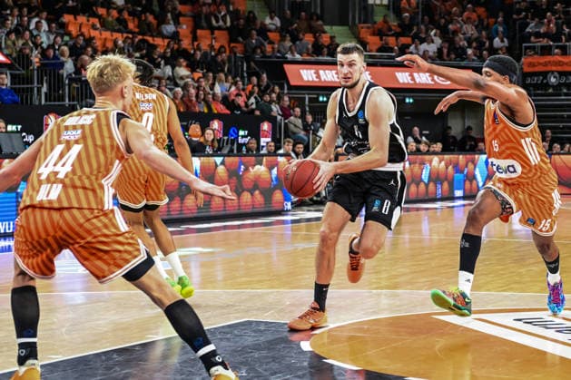 BKT Euro Cup; Ratiopharm Ulm gegen Dolomiti Energia Trento, Ratiopharm Arena Ulm 04.12.2025 Matas Jog?la (Dolomiti Energia Trento, 8) gegen Teo Milicic (ratiopharm Ulm, 44) und J. Simon (ratiopharm Ulm, 15) Ulm 04.12.2025 - 9. Spieltag BKT EuroCup, Ratiopharm Ulm gegen Dolomiti Energia Trento, Ratiopharm Arena Ulm Copyright: xBEAUTIFULxSPORTS Märklx