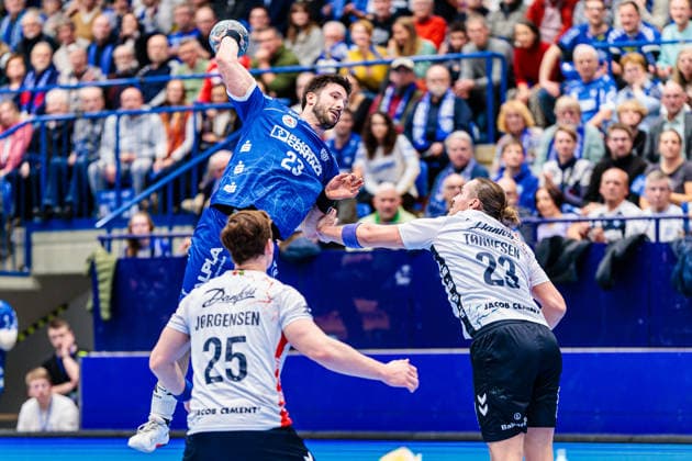 v.l. Lukas Jorgensen (SG Flensburg-Handewitt, 25), Tim Suton (TBV Lemgo Lippe, 23), Kent Robin Toennesen (SG Flensburg-Handewitt, 23) GER, TBV Lemgo Lippe vs. SG Flensburg-Handewitt, Handball, 1. Bundesliga, 15. Spieltag, Spielzeit 2025 2026, 04.12.2025 GER, TBV Lemgo Lippe vs. SG Flensburg-Handewitt, Handball, 1. Bundesliga, 15. Spieltag, Spielzeit 2025 2026, 04.12.2025 Lemgo Copyright: xEibner-Pressefoto JanxRollingerx EP_JSK