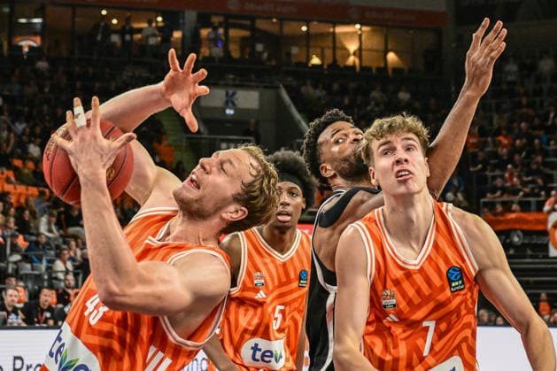 BKT Euro Cup; Ratiopharm Ulm gegen Dolomiti Energia Trento, Ratiopharm Arena Ulm 04.12.2025 Christian Sengfelder (ratiopharm Ulm, 43) und Tobias Jensen (ratiopharm Ulm, 7) im defense Ulm 04.12.2025 - 9. Spieltag BKT EuroCup, Ratiopharm Ulm gegen Dolomiti Energia Trento, Ratiopharm Arena Ulm Copyright: xBEAUTIFULxSPORTS Märklx