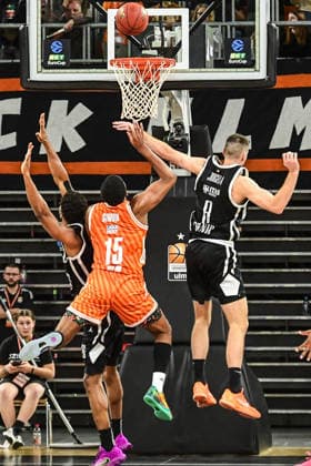 BKT Euro Cup; Ratiopharm Ulm gegen Dolomiti Energia Trento, Ratiopharm Arena Ulm 04.12.2025 J. Simon (ratiopharm Ulm, 15) am Korb gegen A. M. Jogel (Trento) Ulm 04.12.2025 - 9. Spieltag BKT EuroCup, Ratiopharm Ulm gegen Dolomiti Energia Trento, Ratiopharm Arena Ulm Copyright: xBEAUTIFULxSPORTS Märklx