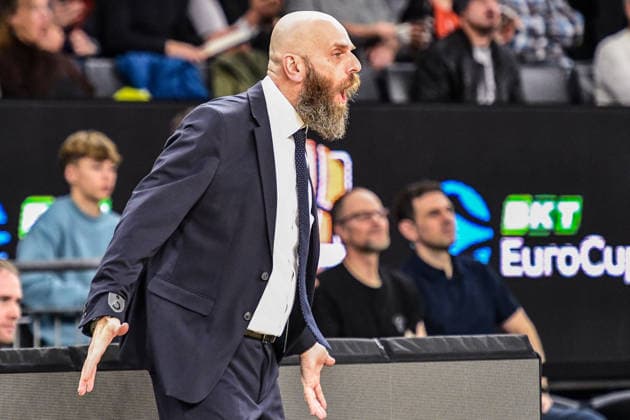 BKT Euro Cup; Ratiopharm Ulm gegen Dolomiti Energia Trento, Ratiopharm Arena Ulm 04.12.2025 Trainer Massimo Cancellieri (Dolomiti Energia Trento) ausser sich Ulm 04.12.2025 - 9. Spieltag BKT EuroCup, Ratiopharm Ulm gegen Dolomiti Energia Trento, Ratiopharm Arena Ulm Copyright: xBEAUTIFULxSPORTS Märklx