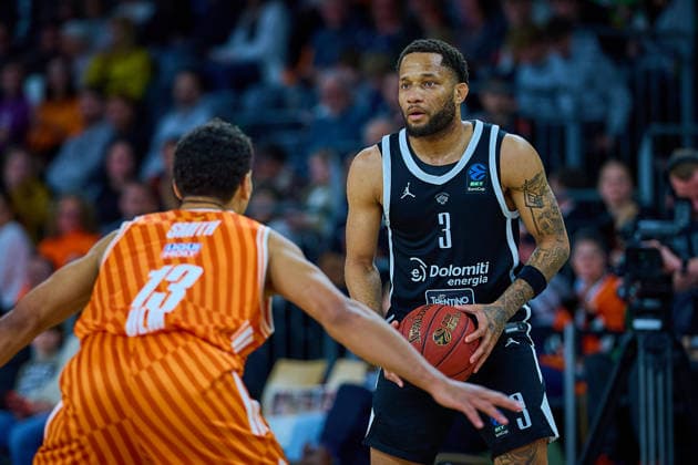 Mark Smith (ratiopharm ulm, 13), Devante Jones (Dolomiti Energia Trento, 03) GER, ratiopharm ulm vs. Dolomiti Energia Trento, Basketball, 9. Spieltag, BKT EuroCup, Spielzeit 2025 2026, 04.12.2025 GER, ratiopharm ulm vs. Dolomiti Energia Trento, Basketball, 9. Spieltag, BKT EuroCup, Spielzeit 2025 2026, 04.12.2025 Neu-Ulm Copyright: xEibner-Pressefoto GeraldxOelze-dexStoppanyx EP_ODS